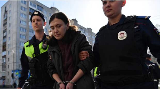 В Казани барышня прописала у себя целый полк приезжих, вдумайтесь, 1200 человек за 1 год