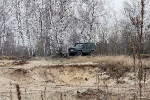 Расход — 20 кг поленьев на сотню километров. Белорус собрал УАЗ, работающий на дровах