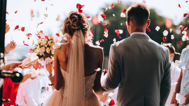 Психолог Крикунова: перед свадьбой паре нужно обсудить финансовые вопросы