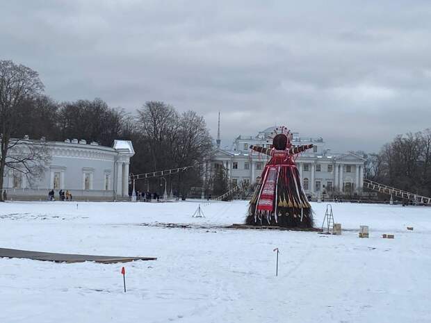 У Петропавловской крепости выстроилась огромная очередь на Масленичные гуляния