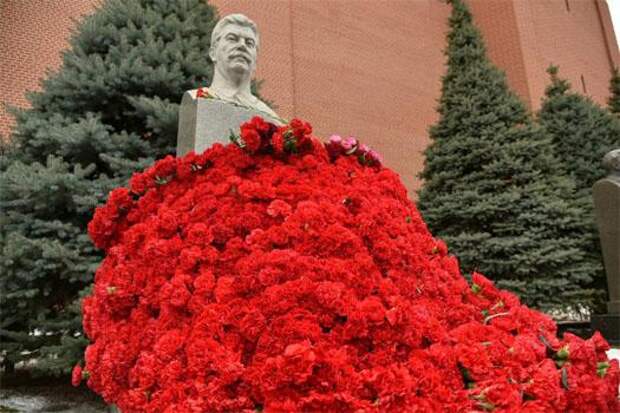 Цветы у бюста Сталина