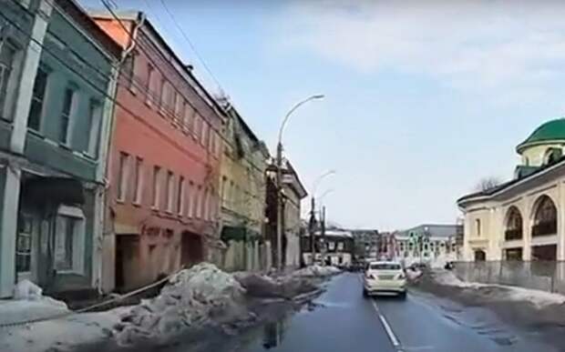 На улице Краснорядской глыбы льда рухнули на тротуар и проезжую часть