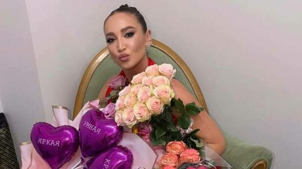 "Весь зал смеялся". Ольга Бузова собрала аншлаг на спектакле в Барнауле