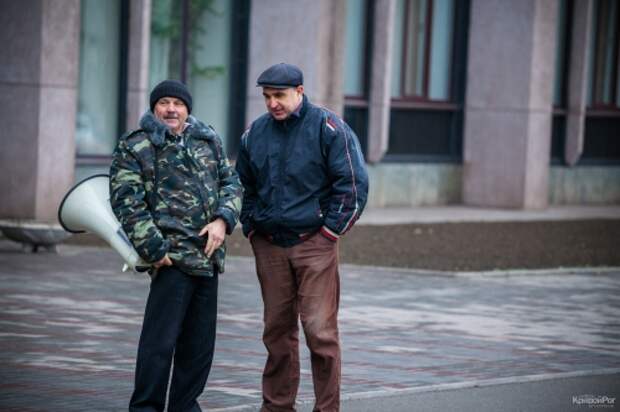 Криворожский экстремист Сергей Иванченко (член партии УДАР) устроил взрыв у входа в горисполком [Обновляется] ФОТО + ВИДЕО