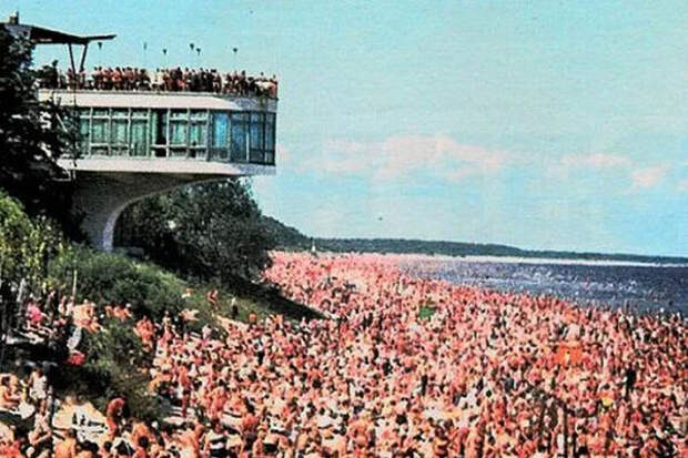 Тысячи людей посещали Советскую Латвию  с целью отдыха, лечения и ознакомления с достопримечательностями. Юлия говорит, что они ездили отдыхать на "дикие" пляжи, так как городские выглядели примерно как на картинке. 