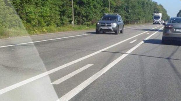 Прерывистая полоса между двумя сплошными: почему так рисуют и что это значит