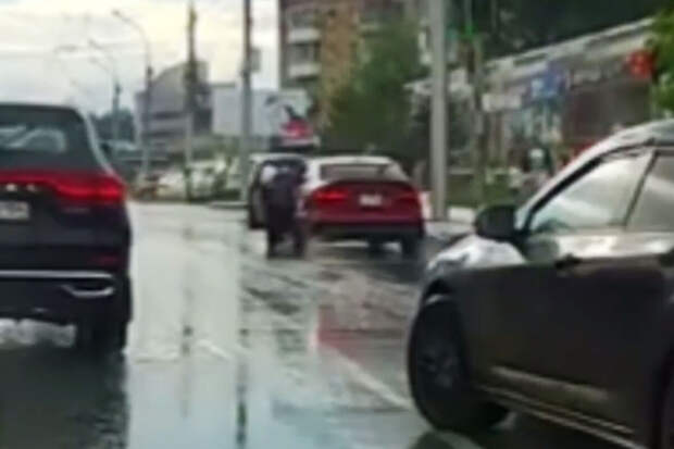 В Новосибирске водитель Lexus протащил на двери напавшего на него человека