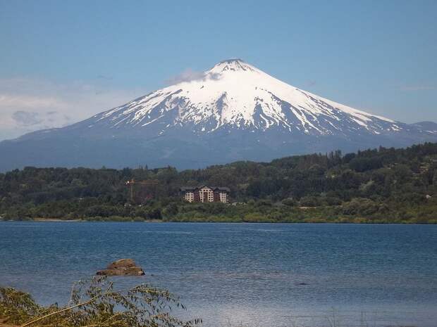 Вид на вулкан с одноимённого озера