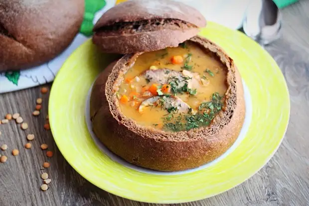 Горшочек из хлеба в духовке. Чешский суп в хлебе. Рецепт хлебного горшочка. Рецепт хлебного горшочка. Суп-гуляш в хлебе по-чешски.