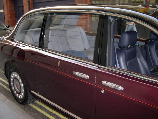 Королевский Bentley State Limousine: на этом фото хорошо виден контраст в обивке велюр, кожанный салон, салон