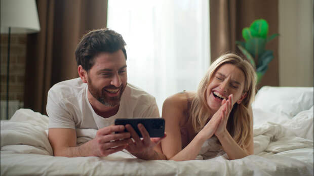 «Муж вам не подружка»: россияне поспорили, насколько сильно можно доверять супругам