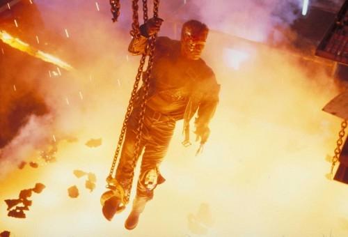 <B>Терминатор 2: Судный День (1991)</B><BR> Хотя робот Т-1000 расплавлен в жидком металле и восстание машин человечеству более не угрожает, Терминатор (Шварценеггер) самоликвидируется, чтобы сжечь последний мостик между настоящим и тем кошмарным будущим, откуда он родом. Самые культовые сцены мирового кинематографа