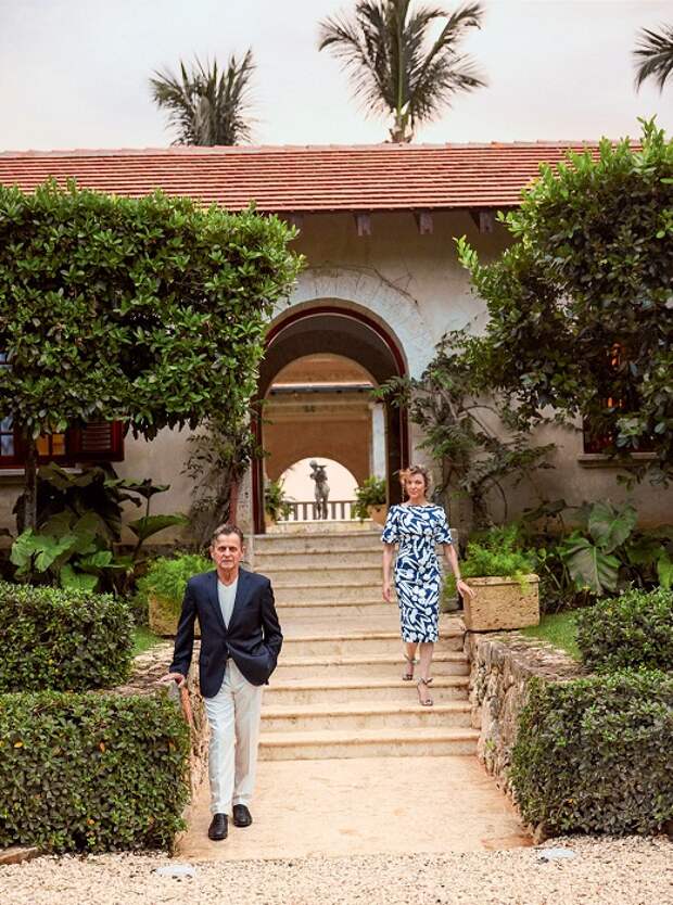Михаил Барышников и его супруга Лиза Райнхарт возле внутреннего дворика своей виллы. | Фото: Тьяго Молинос (Tiago Molinos).