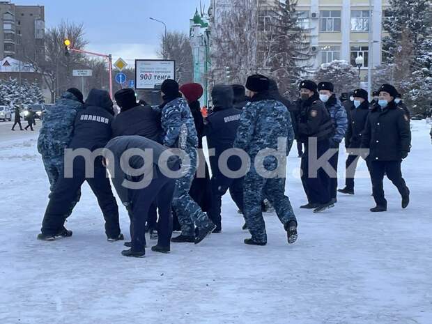 В Уральске полицейские проводят задержания