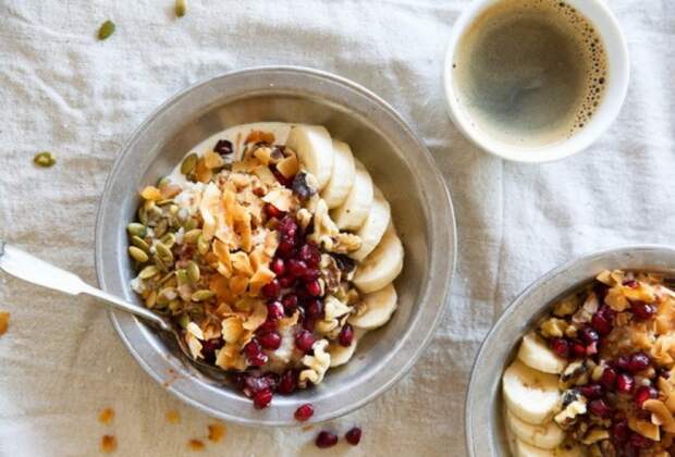 Овсяная каша с бананами и орехами. \ Фото: klaever-health.nl. Овсяная каша с бананами и орехами. \ Фото: klaever-health.nl.