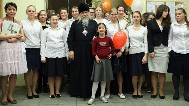 Владыка Пантелеймон с православными девушками. Фото diaconia.ru