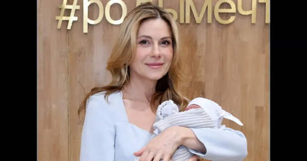 "Это более осознанное решение". Впервые ставшая мамой в 49 лет Анна Невская ответила на критику своего позднего материнства