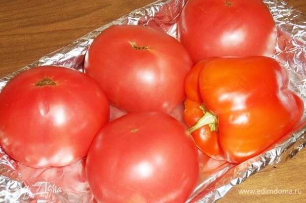 Перец и помидоры хорошо промыть, вытереть насухо. Уложить в противень, застеленный фольгой.