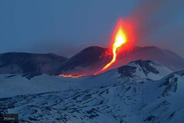 Вулкан Этна на Сицилии вновь проснулся
