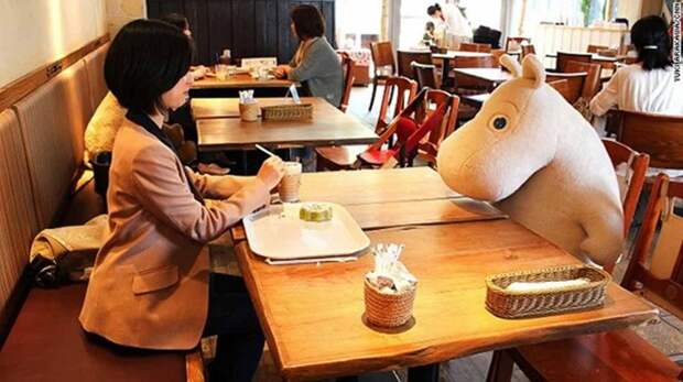 6. В Гонконге есть Moomin, где в компании с вами будет обедать муми-тролль интересно, интроверт, ресторан, сам с собой