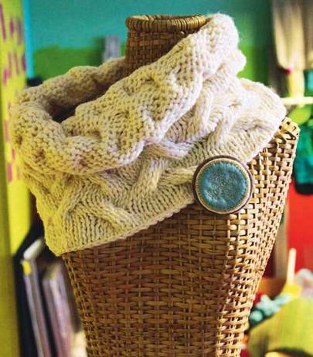 Вязаный шарф с брошью