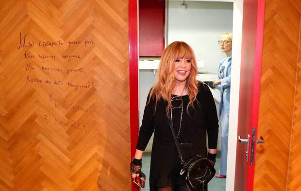 СМИ: Пугачева не выходит на прогулку без трости