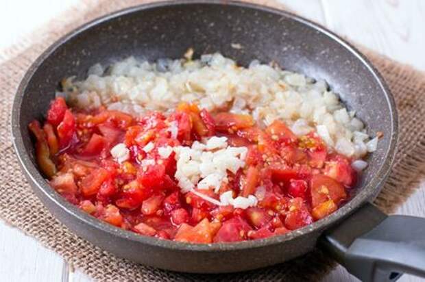Макароны с помидорами и луком. Этап: 4