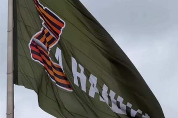 «Спасибо, братья»: в центре Краснодара развернули огромный флаг