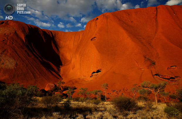 Австралия. Северная территория. Скала Улуру в Национальном парке Улуру-Ката Тьюта. (Mark Kolbe/Getty Images)