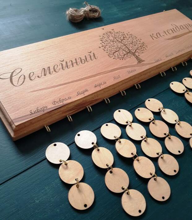 Семейный календарь из дерева