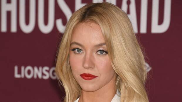 Актриса Сидни Суини снялась в мини-платье с глубоким декольте