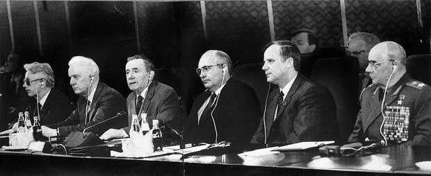 23 апреля 1985 года на апрельском пленуме ЦК КПСС был провозглашен курс на проведение перестройки. Однако началом перестройки считают январский пленум 1987 года, когда перестройка была объявлена направлением развития государства