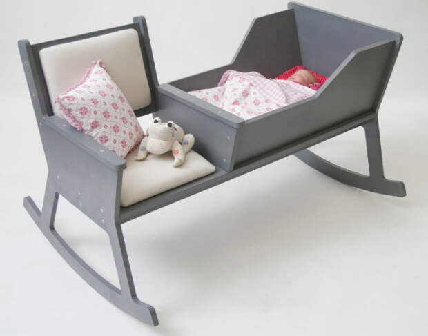 Универсальный предмет мебели, сочетающий в себе стульчик и кроватку для новорожденного. Конструкция этого изделия позволяет ему слегка раскачиваться, что наверняка понравится ребенку.