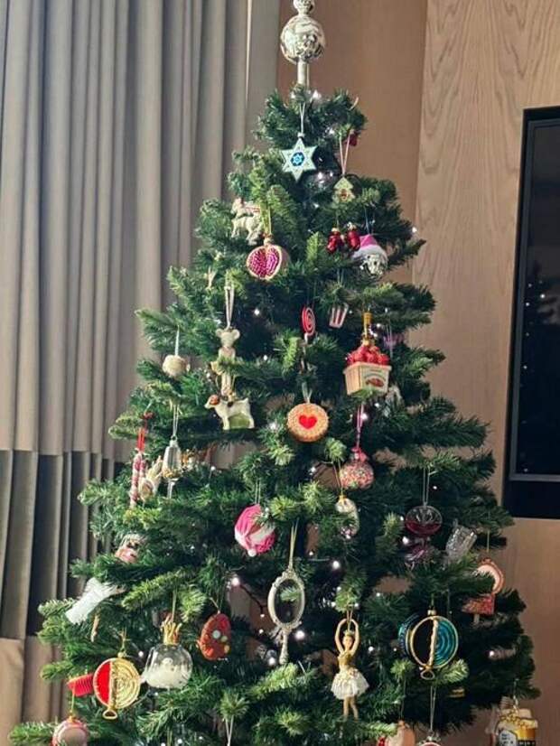 «Я стоически выдерживаю эту вакханалию китча»: мама Тимати рассекретила хитрости с внучкой Алисой