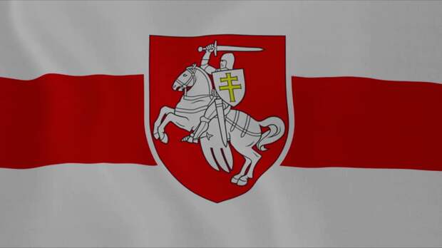 Именно бело-красно-белый флаг был символом Белорусской Народной Республики недолгое время ее непризнанного существования. 