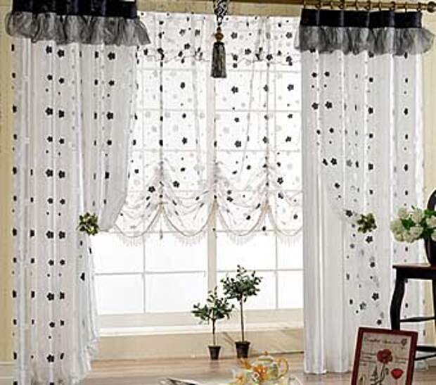 сочетание простых белых ситцевых штор с цветными гардинами и венсой шторой