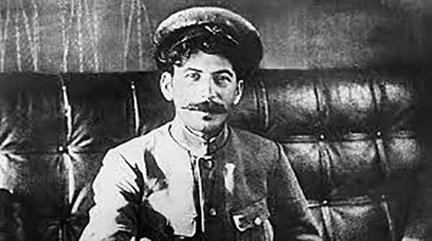 Джугашвили увлёкся идеями марксизма и присоединился к большевикам.