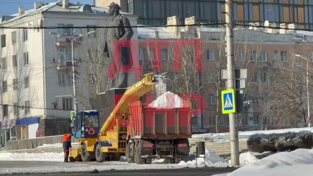 Уборка снега на площади Ленина https://t.me/webmoney_dn/311103Video: Видео от Донецкая группа новостей|Донецк.ДНР