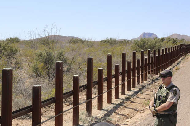 Несмотря на то, что для контроля границы применяются сенсоры и беспилотники, пограничники регулярно патрулируют вверенные им владения граница, мексика, сша