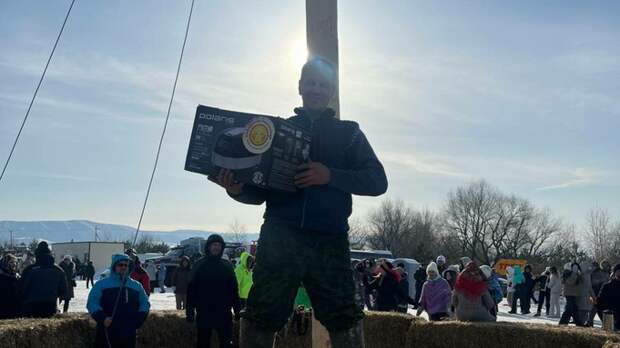 Уроженец Бийска Александр Бледных в 15-й раз покорил масленичный столб