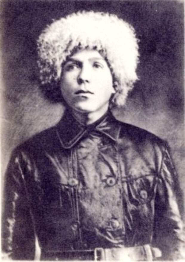 Котовский — любимый герой Николая Кузнецова. Комсомолец подражал ему и внешне. Снимок сделан в апреле 1930 г. перед выездом на работу в Кудымкар.