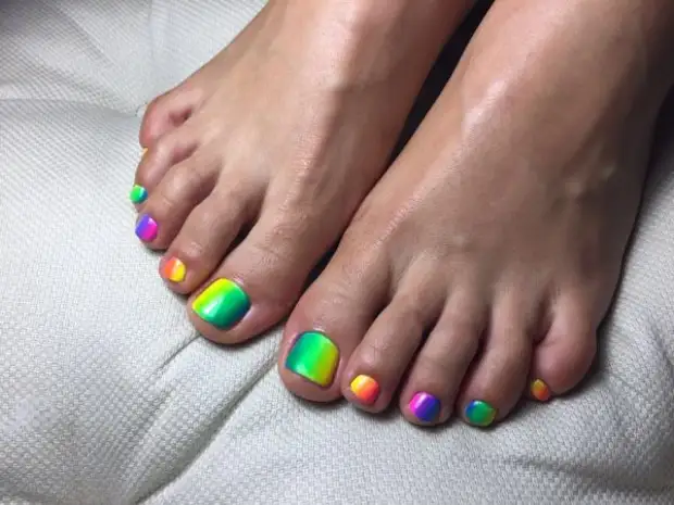 Педикюр 2022: модные тенденции