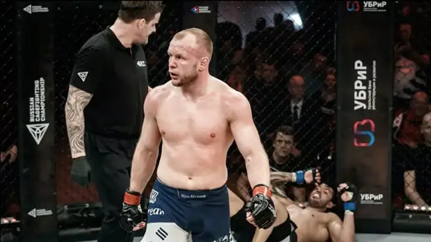 Шлеменко победил Гусейнова на турнире EFC 42