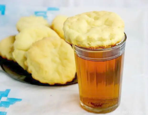 Заедать чай сладостями.