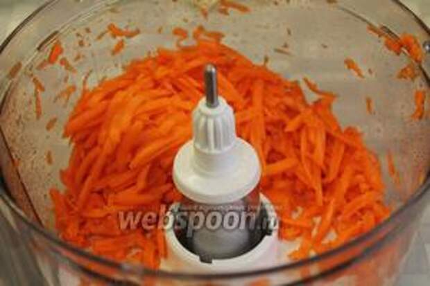 Морковь и перец нашинковать на крупной решётке.