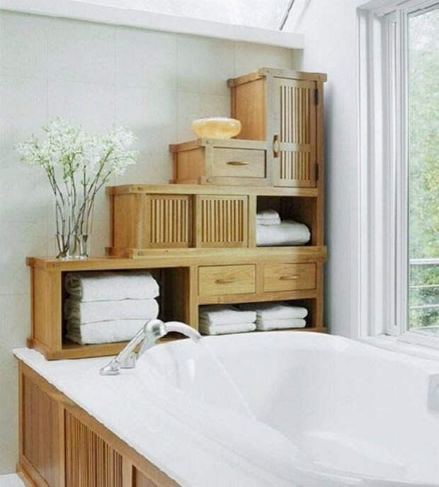Деревянный стеллаж над ванной. | Фото: ReRooms.