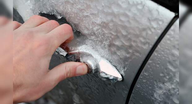 Примерзла дверь. Как справиться с проблемой быстро?