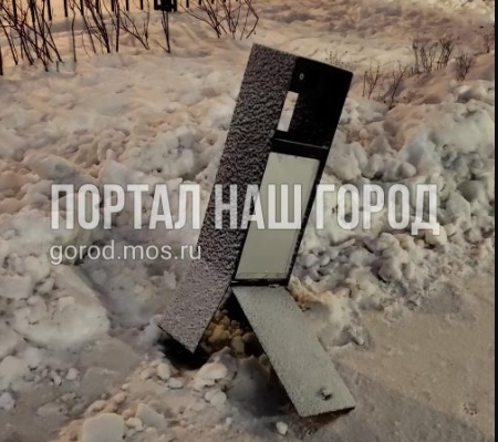 В Митине урна встала на пути снегоуборщика