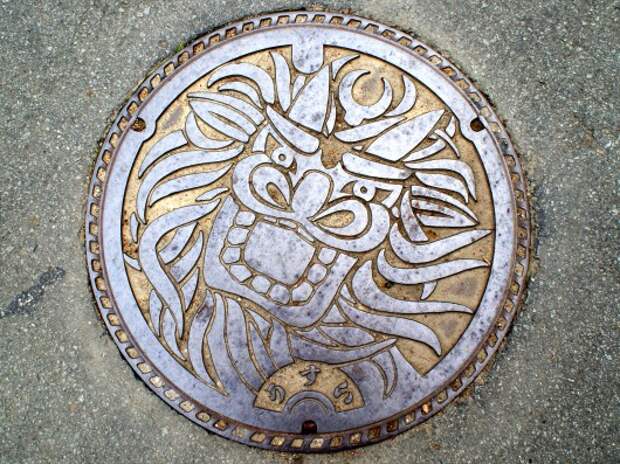 Необычные крышки люков на дорогах в Японии