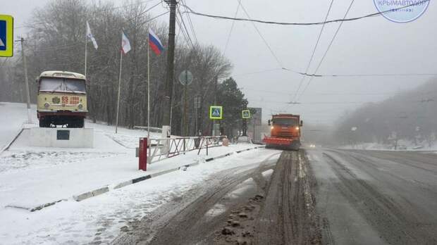 На плато Ай-Петри очистили дорогу: в Крыму трассы освобождают от снега и обрабатывают от гололеда